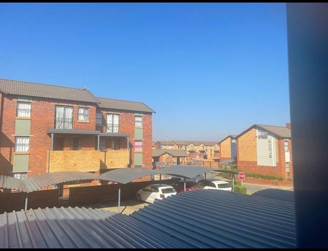 2 BEDROOM TOWNHOUSE FOR SALE IN OLIFANTSVLEI